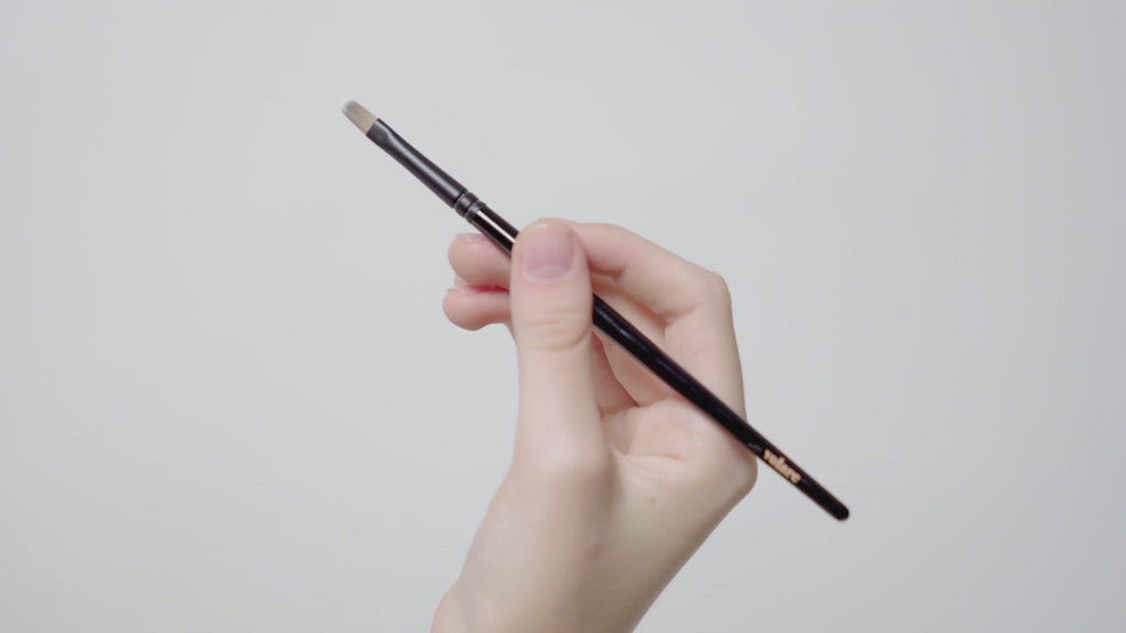 E13 - Lip Brush