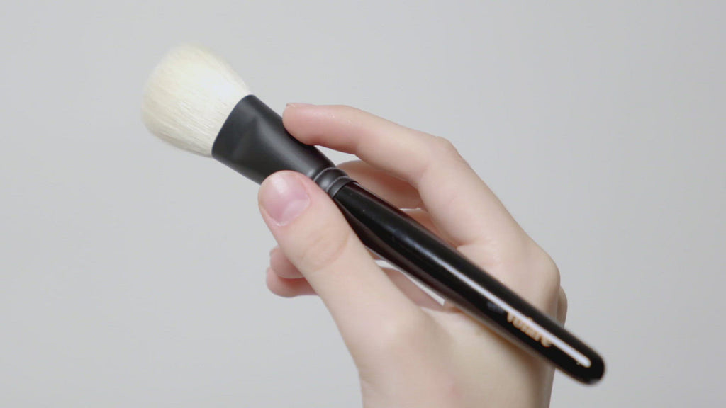 F03 – Blush/Powder Brush